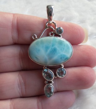 Zilveren hanger gezet met ovale Larimar en blauw Topazen